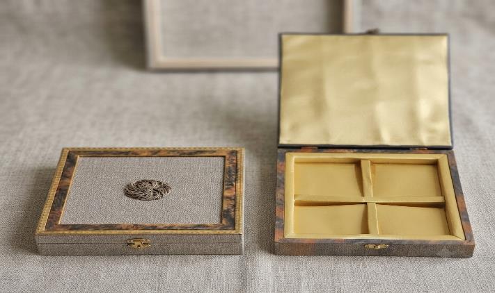 Moulded Box SIZE10x10 Festive Gift Box (7272 – MOULDED BOX)
