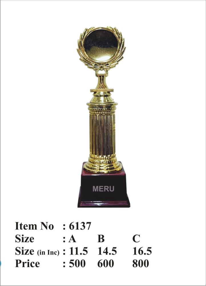 Gold Wreath Achievement Trophy - Perfect for awards ceremonies.