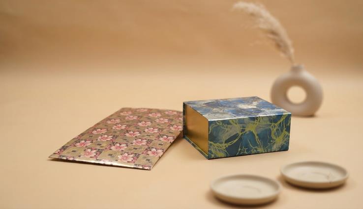 Collapsable Boxes 7x6x3 Festive Gift Box (COLLAPSABLE MAGNATIC BOX)