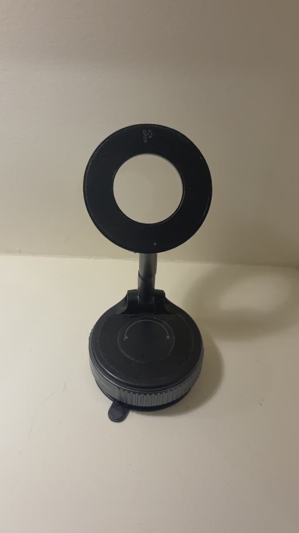 Magnetic 3-in-1 Wireless Charging Stand - video IMG_9538